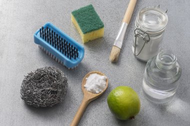 Doğal temizlik araçları limon ve sodyum bikarbonat