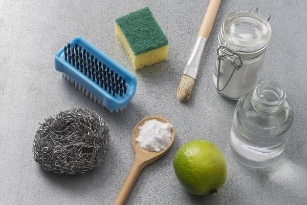 Přírodní čisticí nástroje citron a hydrogenuhličitan sodný — Stock fotografie