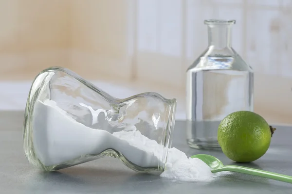 Natural cleaning tools lemon and sodium bicarbonate — Stock Photo, Image