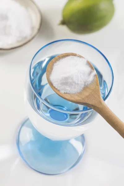 Glass of water, lemon, soda bicarbonate natureal solution — Stock Photo, Image