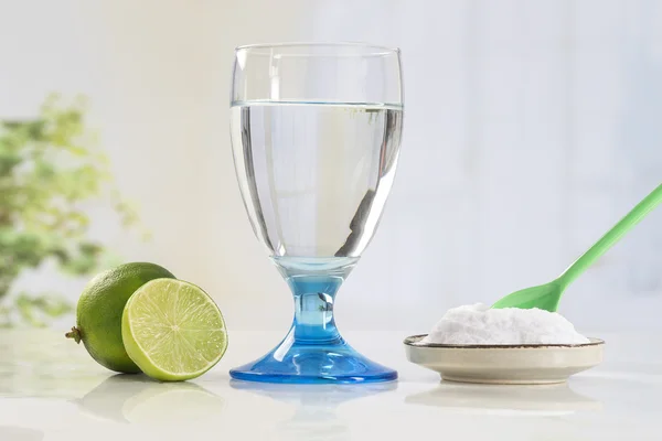 Sklenici vody, citron, soda bikarbonát natureal řešení — Stock fotografie