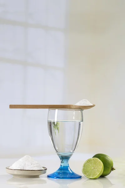 Vaso de agua, limón, bicarbonato de soda solución natural — Foto de Stock