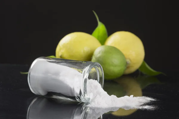 Пищевая сода бикарбонат натрия Лекарственное и бытовое использование — стоковое фото