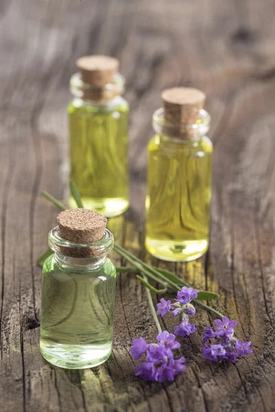 Óleo de lavanda em garrafa de vidro — Fotografia de Stock