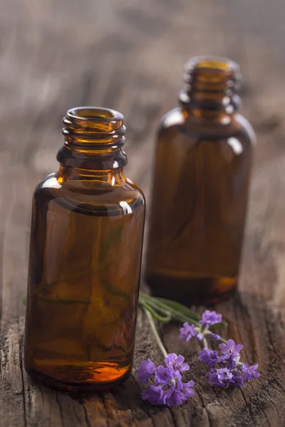 Levandulový olej ve skleněné láhvi — Stock fotografie