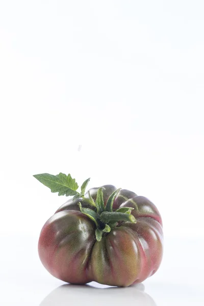 Fechar de uma herança Tomate russo preto — Fotografia de Stock