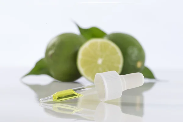 Aromaterápiás illóolaj palack, a lime — Stock Fotó