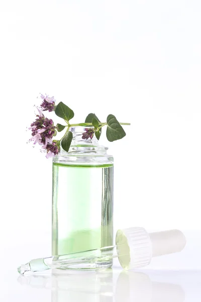 Essential oil with oregano — Stock Photo, Image