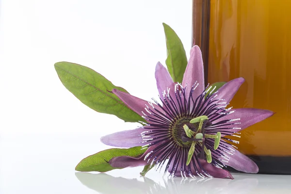 Passie bloem aromatherapie etherische olie — Stockfoto