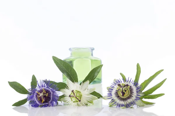 Цветок страсти с ароматерапией эфирное масло голубой и коричневый стеклянный флакон — стоковое фото