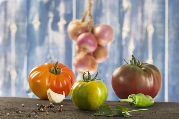 Frisches Gemüse - Tomaten, Petersilie, Knoblauch, Paprika, Zwiebeln, Basilikum — Stockfoto