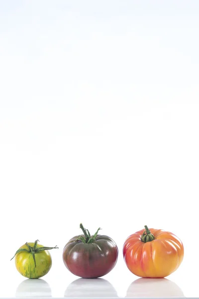 Verschiedene Tomaten Erbstück isoliert auf weiß — Stockfoto