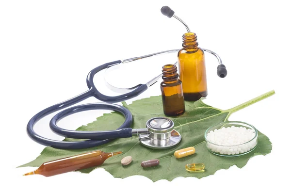 Alternatieve geneeskunde kruiden en stethoscoop op blad — Stockfoto