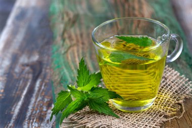 Isırgan otu, iğnesi, bitki, doğa, ilaç, tıbbi, yaprak, vahşi, sıcak, çay fincanı, bitkisel, sağlıklı, yeşil, cam, taze, içecek, fincan, arka plan, sıcak, ahşap