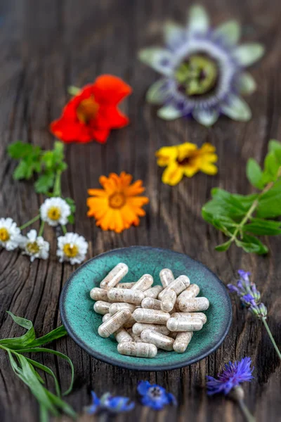 Enfoque de medicina holística. Comida saludable, suplementos dietéticos, hierbas curativas y flores. fondo de madera, c. — Foto de Stock