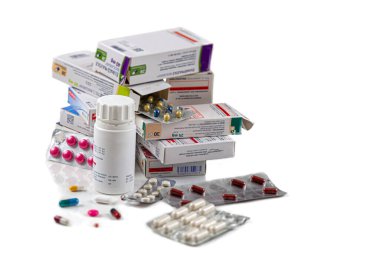 Aşırı ilaç-patlayıcı kokteyl, beyaz arka plan masasında bir yığın uyuşturucu.