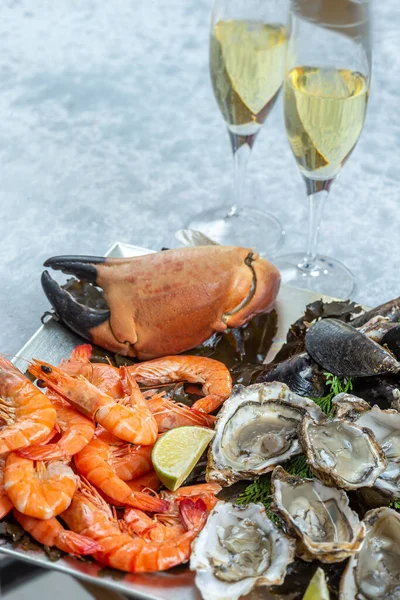 Noel arifesi - deniz ürünleri tabağı, istiridye ve şampanya kadehi, üst manzara, şampanya bardakları