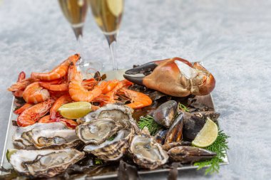 Noel arifesi - deniz ürünleri tabağı, istiridye ve şampanya kadehi, üst manzara, şampanya bardakları