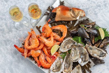 Noel arifesi - deniz ürünleri tabağı, istiridye ve şampanya kadehi, üst manzara, şampanya bardakları