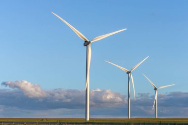 Rüzgar değirmeni ya da rüzgar türbini elektrik enerjisi üretmek için dönüşümlü olarak rüzgar çiftliğinde.