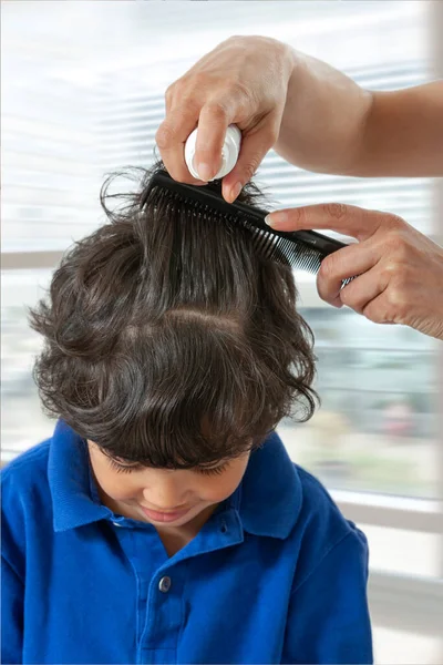 Mother treating daughters hair against lice. Head lice treatment for schoolchild. — Stock Photo, Image