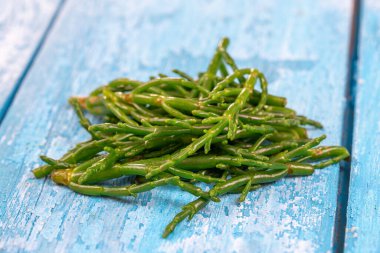 Salicornia, fasulye, deniz korniği aperatifleri. Bu lezzetli aperatif ahşap masada..