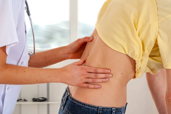 Dor nas costas mulher consulta médicos escritório — Fotografia de Stock