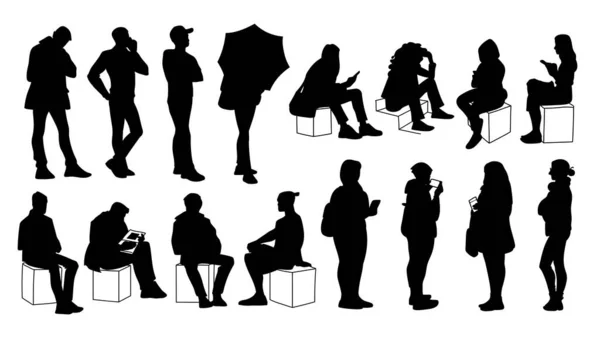 Sada mladých a dospělých mužů a žen stojí a sedí. Monochromatické vektorové znázornění siluet lidí v různých pózách. Vzorník. Černé siluety izolované na bílém pozadí. — Stockový vektor