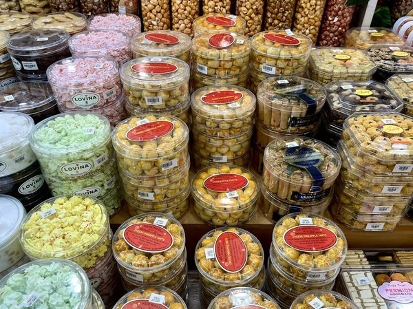 Jakarta, Endonezya - 19 Ekim 2025 - Lezzetli ramazan ya da noel etkinliği turtaları ya da nastarlı tatlı atıştırmalıkları grupları yatay süpermarket arka planında izole edilmiş.