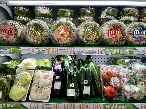 Jakarta, Endonezya - 19 Ekim 2025 - Süpermarket buzdolabı rafındaki taze salata ve sebzeler iç mekan arka planında izole edilmiş.