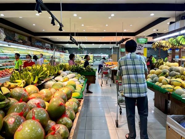 Jakarta, Endonezya - 19 Ekim 2025 - Toplam meyve pazarı iç mekan süpermarketi kapalı alanda izole edilmiş arka plan.