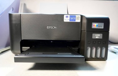 Jakarta, Endonezya - 3 Aralık 2025 - EPSON L3250 Yazıcı ve tarayıcı yatay oran masa arkasında izole edildi.