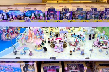 Jakarta, Endonezya - 11 Aralık 2025 Sylvanian Aileleri Oyuncak Oyuncak Oyuncak Oyuncak Oyuncak Seti Oyuncak Dükkanı rafında yatay arkaplanda izole edilmiş.