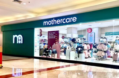 Jakarta, Endonezya - 11 Aralık 2025 - Pondok Indah Alışveriş Merkezi 'nin içindeki Mothercare bebek ve çocuk giyim mağazası.