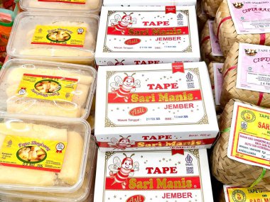 Jakarta, Endonezya - 25 Şubat 2026 - Kaset ya da mayalanmış kasava yiyecek paketleme yatay arkaplanda izole edildi.