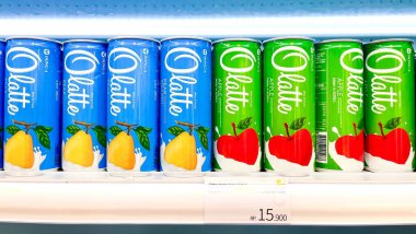 Jakarta, Endonezya - 25 Şubat 2026 - Olatte armut ve elma sütü ve meyveli içecek kutusu ambalajı yatay buzdolabı raf arka planında izole edilmiş.