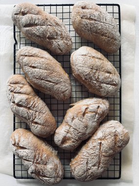 Taze pişmiş ekmek ruloları. Ev yapımı mini ekmek baget sandviçler ya da kahvaltı için mükemmel. Ev yapımı kavramı.