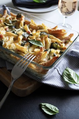 Fırın makarnası. Kabaklı fırında makarna ve parmesan peyniri. Ev yapımı yemek. İtalyan yemeği. Tam üstte.