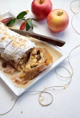 Ev yapımı elmalı turta, fillo hamur işi, tarçın, sultan, beyaz arka planda badem. Seçici odak