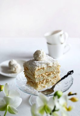 Lezzetli beyaz Raffaello kek Hindistan cevizi taneleri.