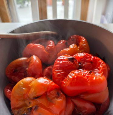 Kavrulmuş ya da buharda pişirilmiş kırmızı biberler ve gözle görülür bir buhar çıkışı. Aperatif, meze, sos, salata, makarna ya da pizza tabağı..