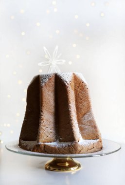 Kırmızı bir mutfak önlüğü, küçük ahşap bir oklava iğnesi ve ahşap bir arka planda çırpma teli. Noel pastası ve kurabiye konsepti yapmak.