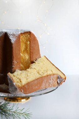 Pandoro, beyaz arka planda izole edilmiş geleneksel İtalyan tatlısı. Noel ya da Yeni Yıl konsepti.