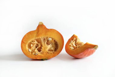 Taze olgun balkabağı yarısı ve beyaz bir arka planda soyutlanmış. Hokkaido balkabağı. Sağlıklı bir yaşam tarzı. Vejetaryen yemeği. Boşluğu kopyala.