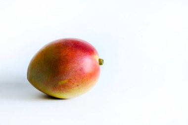 Mango, beyaz arka planda izole edilmiş 