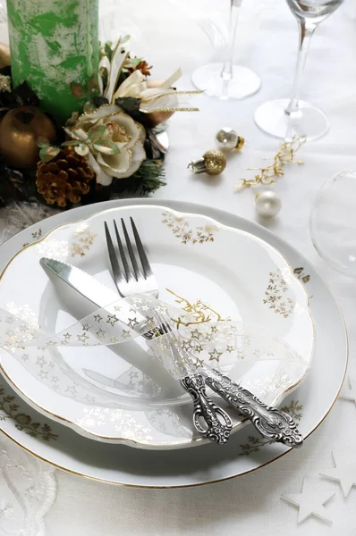 Zarif ve şenlikli bir ortam, Noel masası için mükemmel, beyaz, altın ve gümüş-gri renklerle. Mücevherlerle süslenmiş Noel süslemeleri, mermer mumlar. Noel ve tatil sezonu.