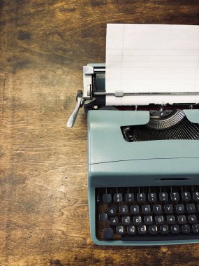 Portatif daktilo ahşap bir arka planda izole edilmiş. Antika İtalyan malı. Genel Görünüm.