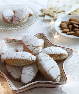 Ricciarelli hamur işleri, beyaz arka planda bademle yapılan tipik Siena Noel tatlısı. Noel süsleri. Noel ve tatil sezonu. Geleneksel İtalyan tatlıları.