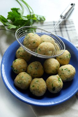 Canederli veya Knodel bayat ekmekten yapılan hamur tatlısı. Trentino-Alto Adige ve Bavyera 'nın tipik bir yemeği. Et suyunda, erimiş tereyağı ve parmesan peyniri ile ya da meze olarak servis edilebilirler..