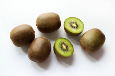 Yeşil kivi meyvesi. Beyaz arka planda izole edilmiş taze ve yarım kivi meyvesi. Sağlıklı meyve. Genel Görünüm.